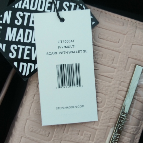 STEVE MADDEN WRISTLET WALLET CASE & SCARF GIFT SET - Picture 4 of 5